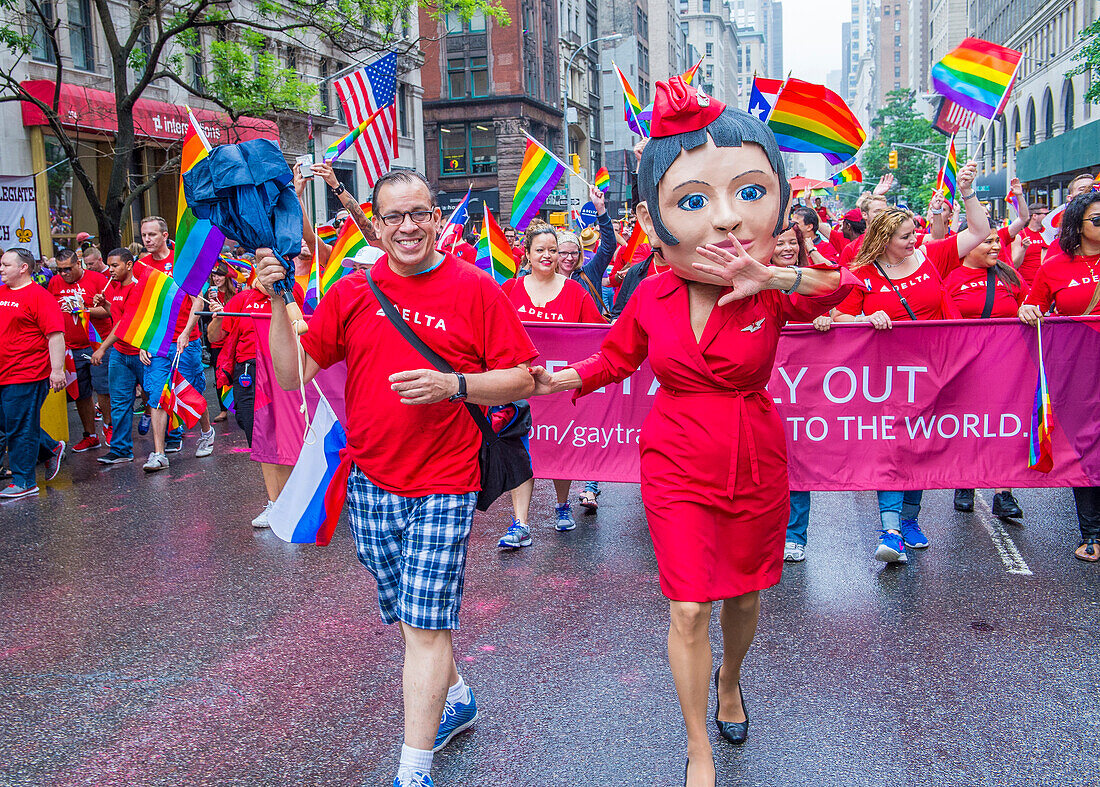 Teilnehmer marschieren bei der Gay Pride Parade in New York City. Die Parade findet zwei Tage nach der Entscheidung des Obersten Gerichtshofs der USA statt, die Homo-Ehe in den USA zuzulassen.