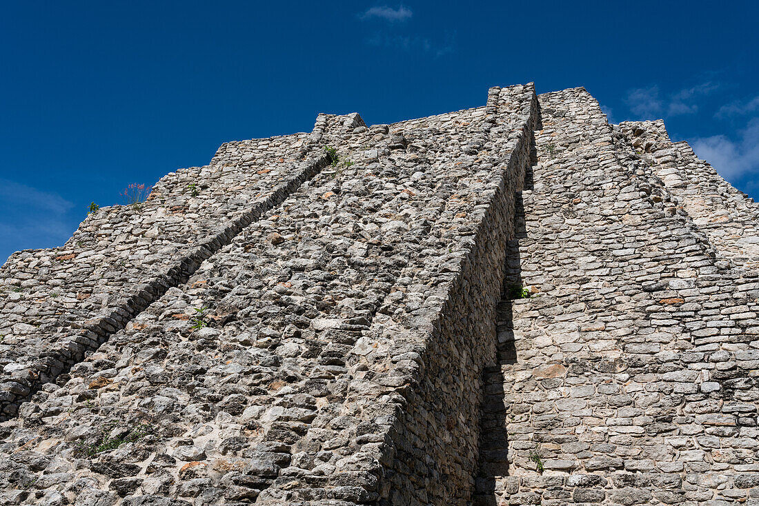 Die steile Treppe der Kukulkan-Pyramide oder des Castillo in den Ruinen der postklassischen Maya-Stadt Mayapan, Yucatan, Mexiko. Diese Treppe ist noch nicht vollständig restauriert worden.
