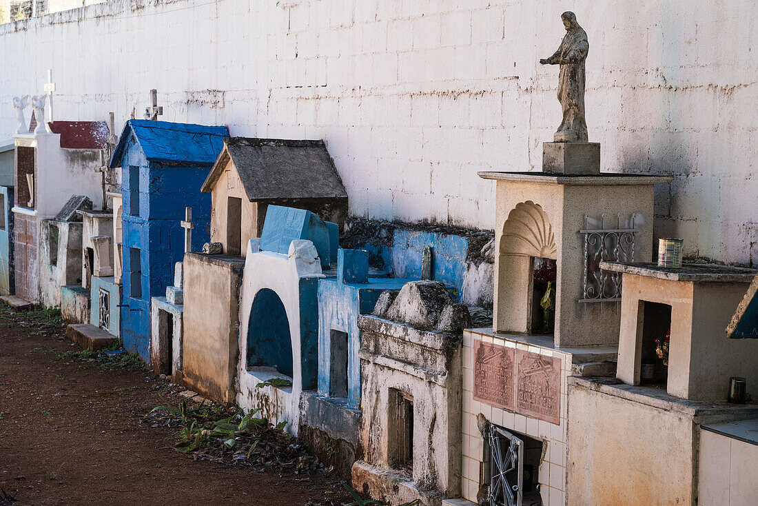 Farbenfrohe Grabsteine auf einem traditionellen Friedhof in Holca, Yucatan, Mexiko.