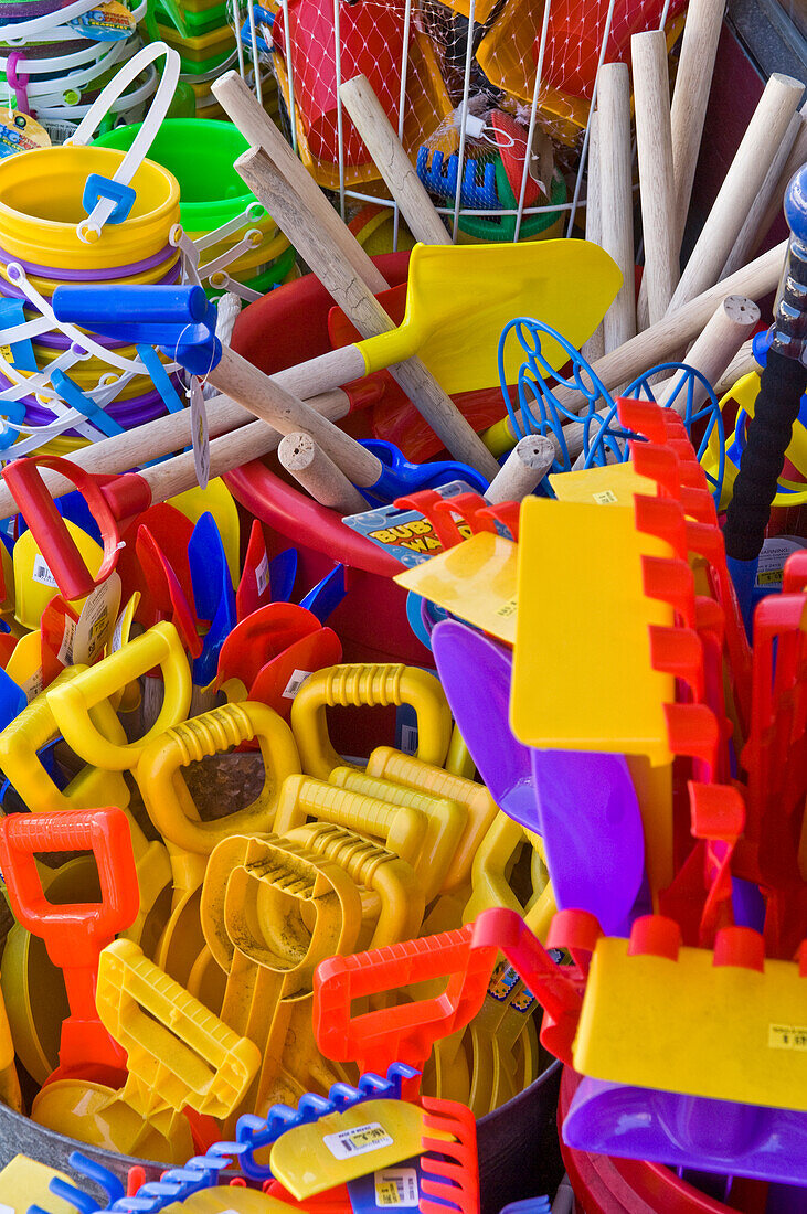 Strandspielzeug im Geschenkeladen in Seaside, Oregon.