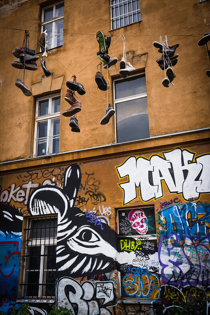 Metelkova, Graffiti und Schuhe, die an Drähten hängen, Ljubljana, Slowenien, Europa