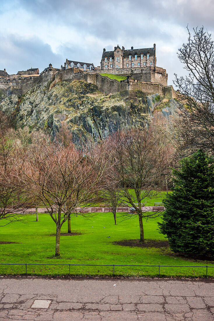 Edinburgh Castle von den Princes Street Gardens aus gesehen, Schottland