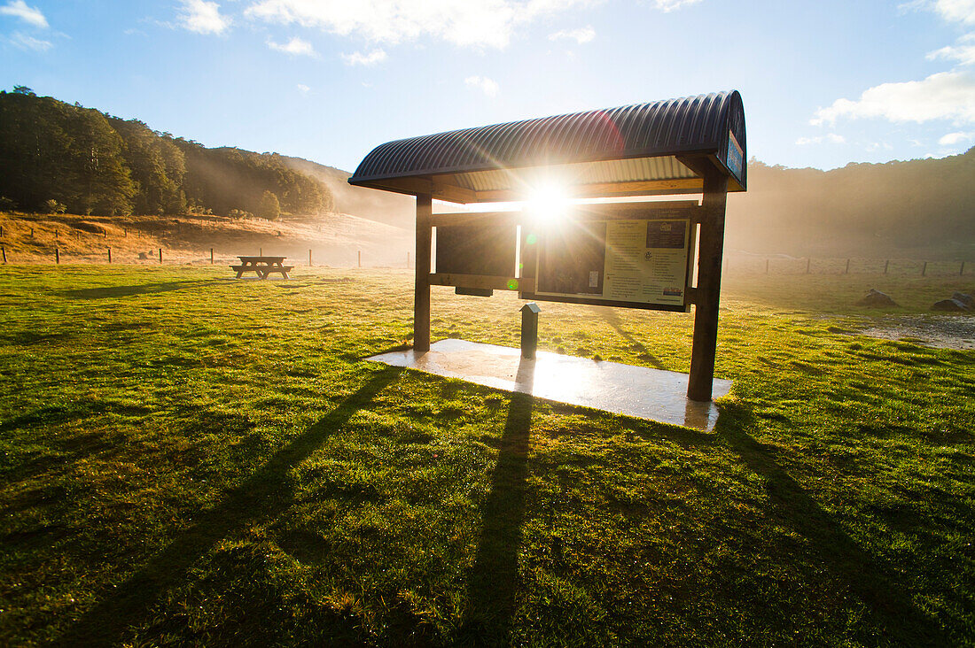 Sonnenaufgang auf dem Campingplatz des Department of Conservation im Canaan Downs Scenic Reserve, Abel Tasman National Park, Südinsel, Neuseeland. Der Campingplatz des Department of Conservation im Canaan Downs Scenic Reserve ist ein wunderschöner, abgelegener Ort im Abel Tasman National Park, Südinsel, Neuseeland.