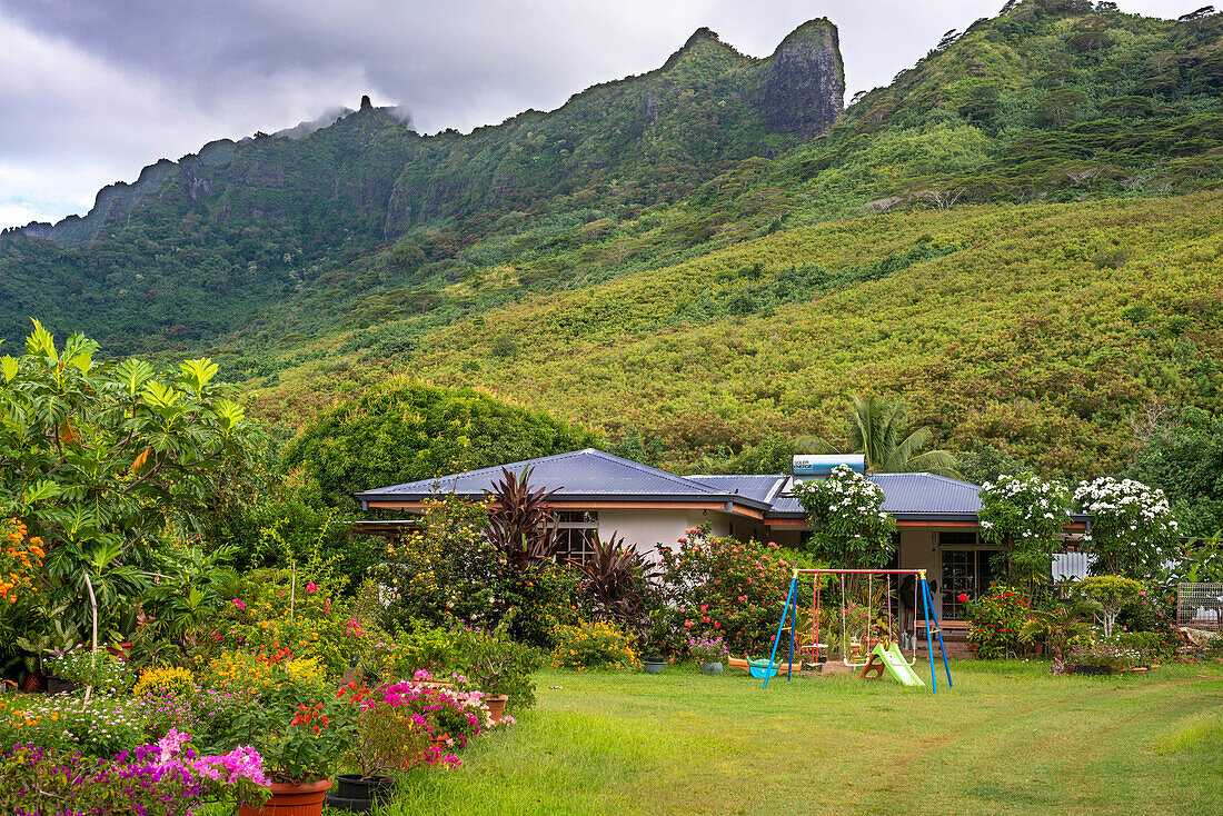 Einheimisches Haus in Moorea, Französisch-Polynesien, Gesellschaftsinseln, Südpazifik. Cook's Bay.