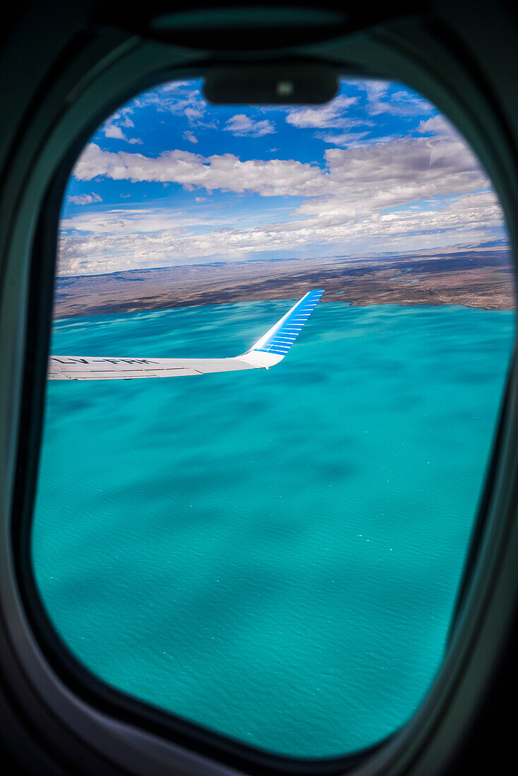 Luftaufnahme durch ein Flugzeugfenster des Lago Argentino (Argentinischer See), El Calafate, Patagonien, Argentinien