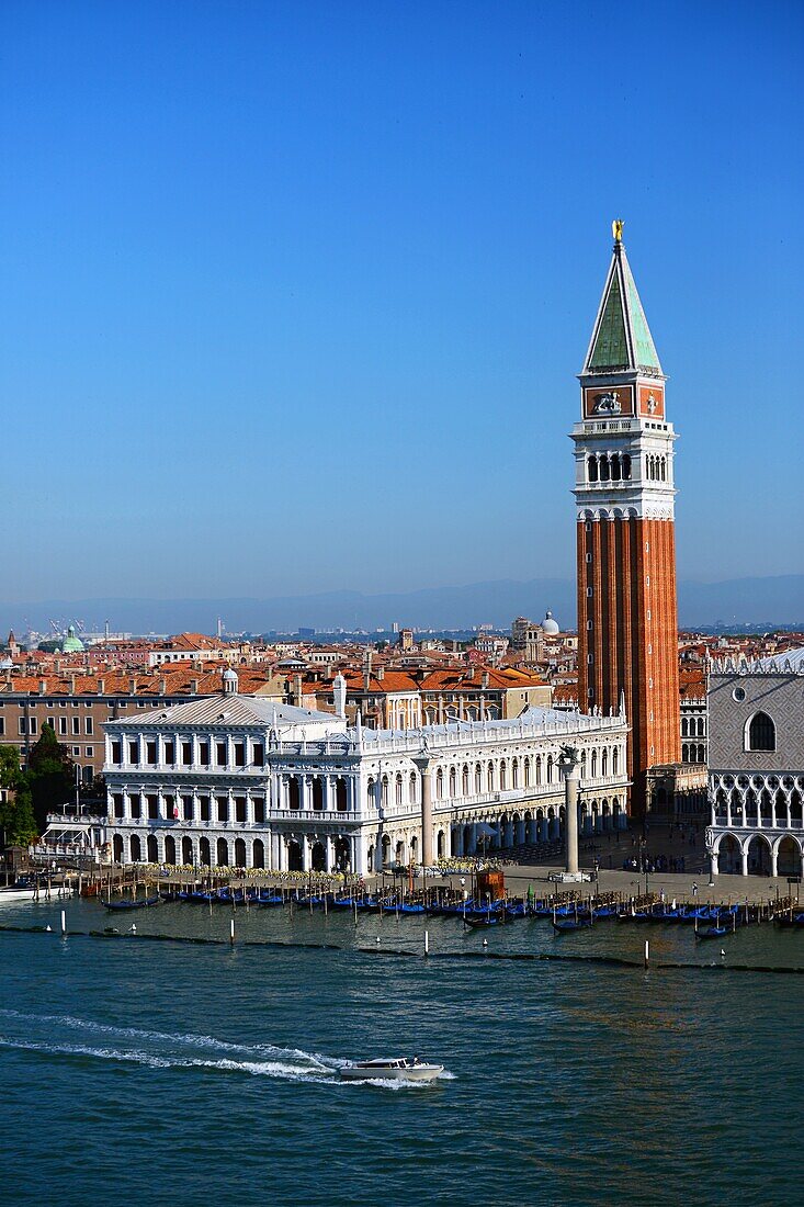 Der Campanile di San Marco (Glockenturm von St. Markus) vom Canale di San Marco, Venedig.