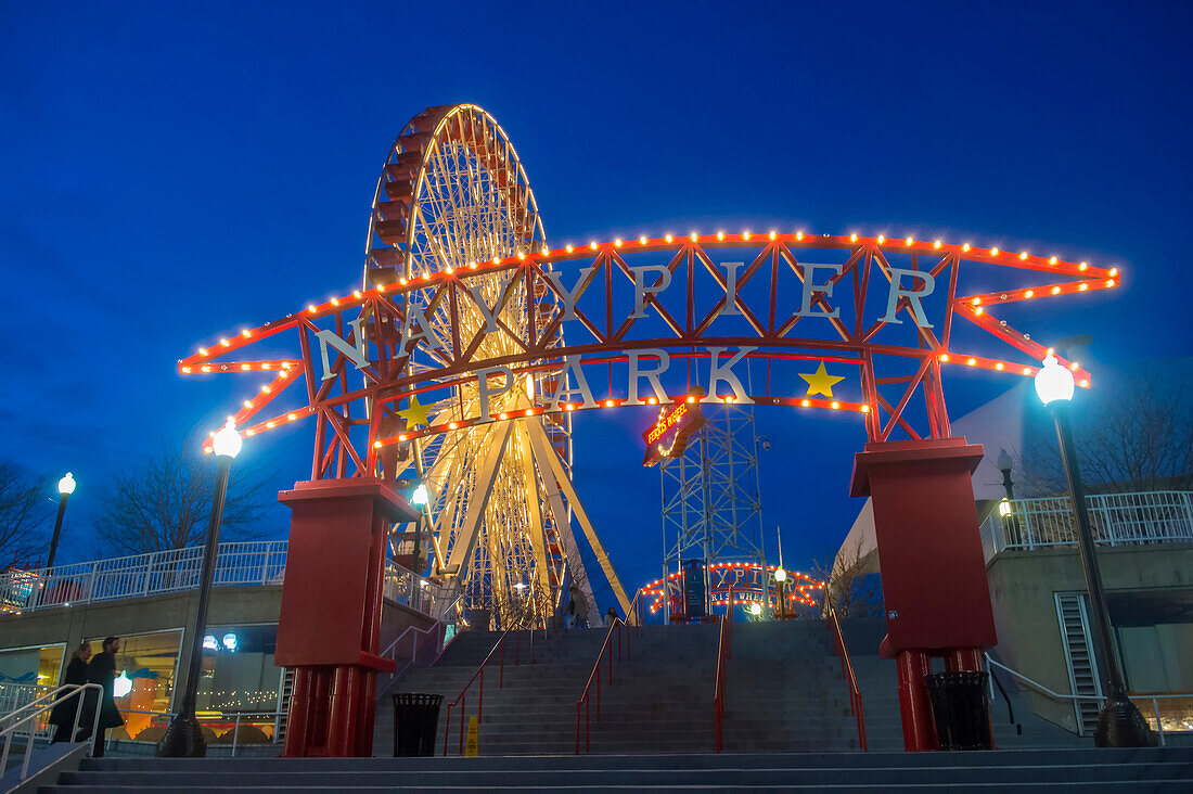 Der Navy Pier in Chicago, der 1916 als 3300-Fuß-Pier für Ausflugsboote gebaut wurde und eine der Touristenattraktionen Chicagos ist.