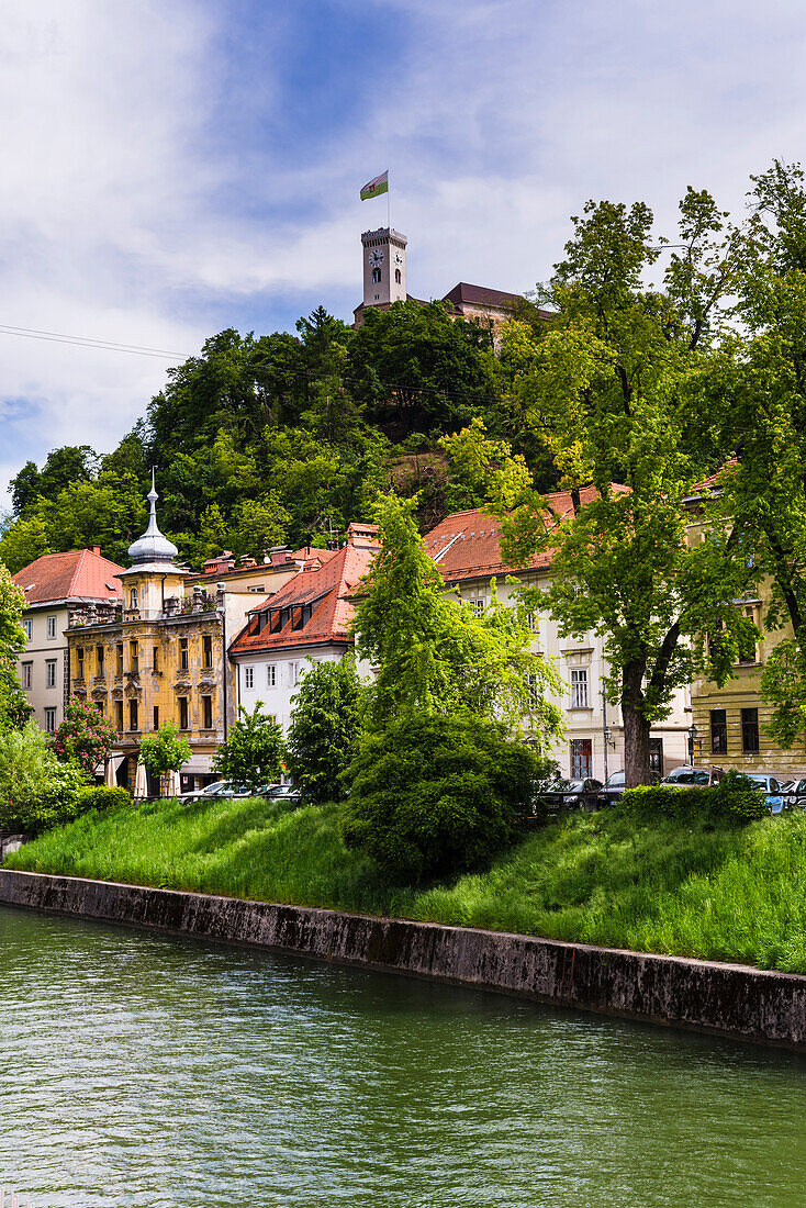 Die Burg von Ljubljana (Ljubljanski Grad) erhebt sich über den Fluss Ljubljanica, Ljubljana, Slowenien, Europa