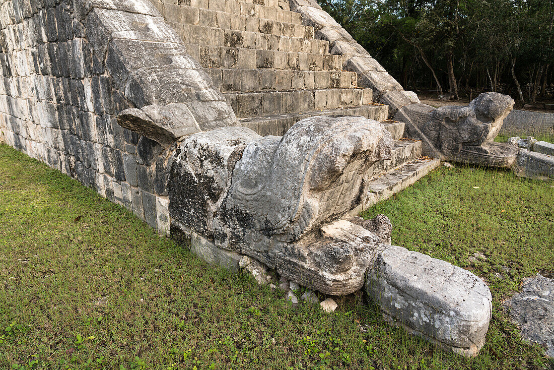 Das Beinhaus oder Osario, der Tempel des Hohepriesters in den Ruinen der großen Maya-Stadt Chichen Itza, Yucatan, Mexiko.