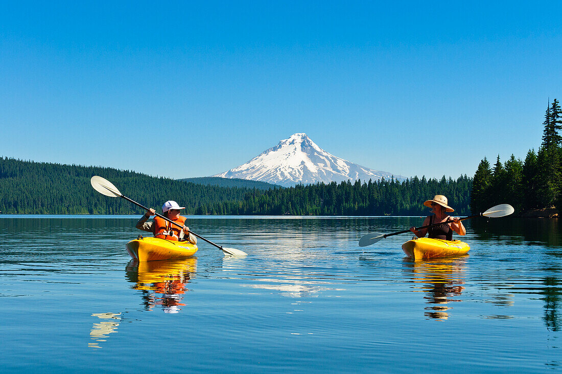 Frau und Sohn beim Kajakfahren auf dem Timothy Lake, Mount Hood National Forest, Oregon.