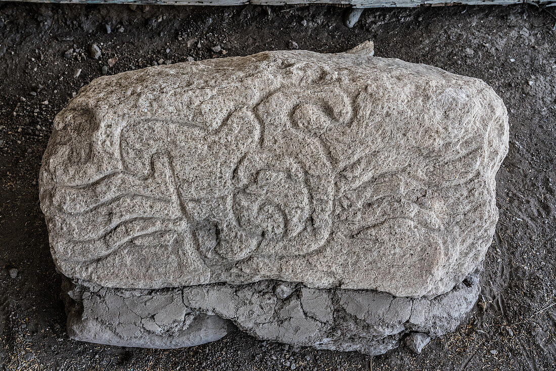 In Stein gehauene Muster in den Ruinen der prähispanischen Zapotekenstadt Dainzu im Zentraltal von Oaxaca, Mexiko.