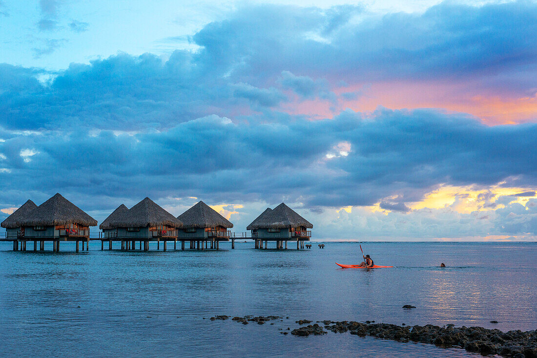 Sonnenuntergang im Le Meridien Hotel auf der Insel Tahiti, Französisch-Polynesien, Tahiti Nui, Gesellschaftsinseln, Französisch-Polynesien, Südpazifik.