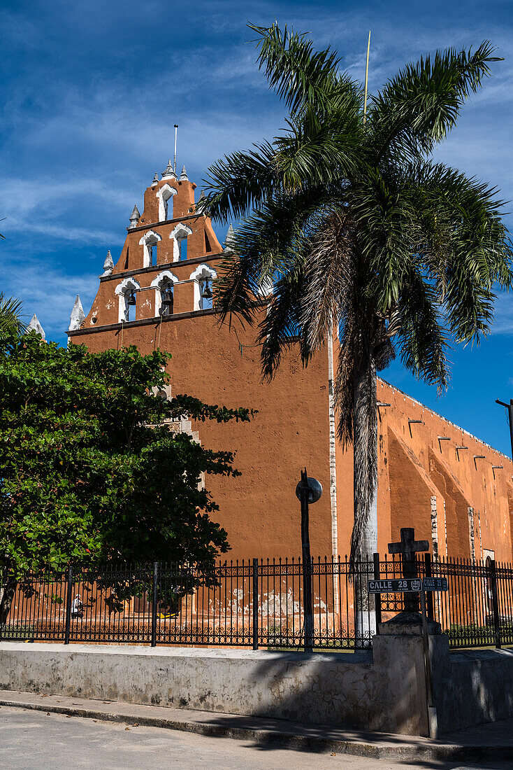 Die spanische Kolonialkirche La Virgen de la Asuncion (Jungfrau der Himmelfahrt) wurde 1756 fertiggestellt und ersetzte eine ältere Kirche in der Maya-Stadt Mama, Yucatan, Mexiko.