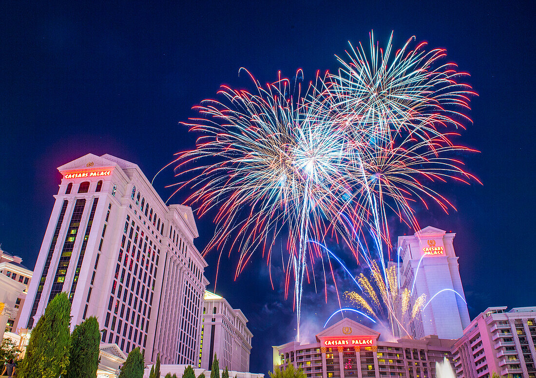 Die Feuerwerksshow im Caesars Palace als Teil der Feierlichkeiten zum 4. Juli in Las Vegas