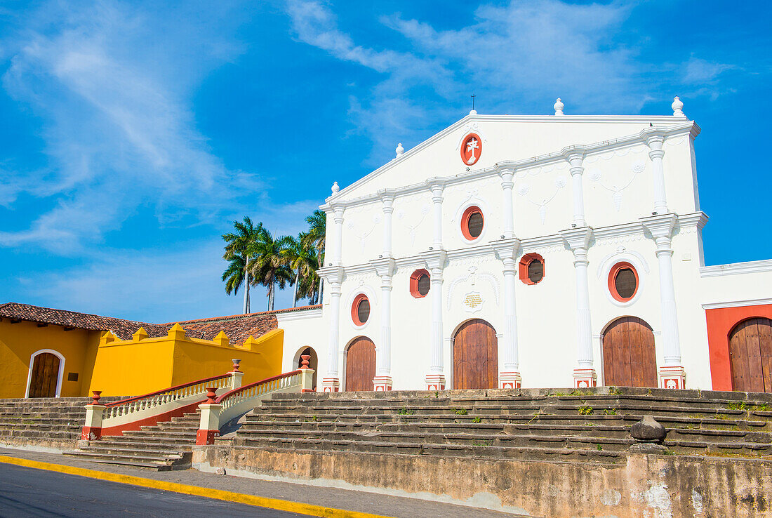 GRANADA, NICARAGUA - 20. MÄRZ: Die Kirche San Francisco in Granada Nicaragua am 20. März 2016. Die Fassade des Gebäudes ist neoklassizistisch und das Innere ist romantisch