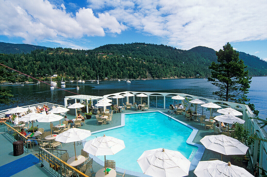 Schwimmbadbereich des Rosario Resorts mit Blick auf die Cascade Bay auf Orcas Island; San Juan Islands, Washington.