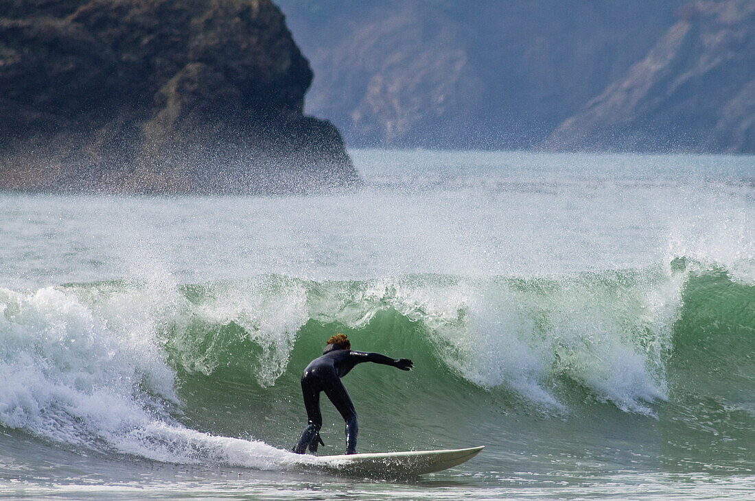 Surfen am Hubbard Creek Beach in der Nähe von Port Orford an der Küste von Süd-Oregon.