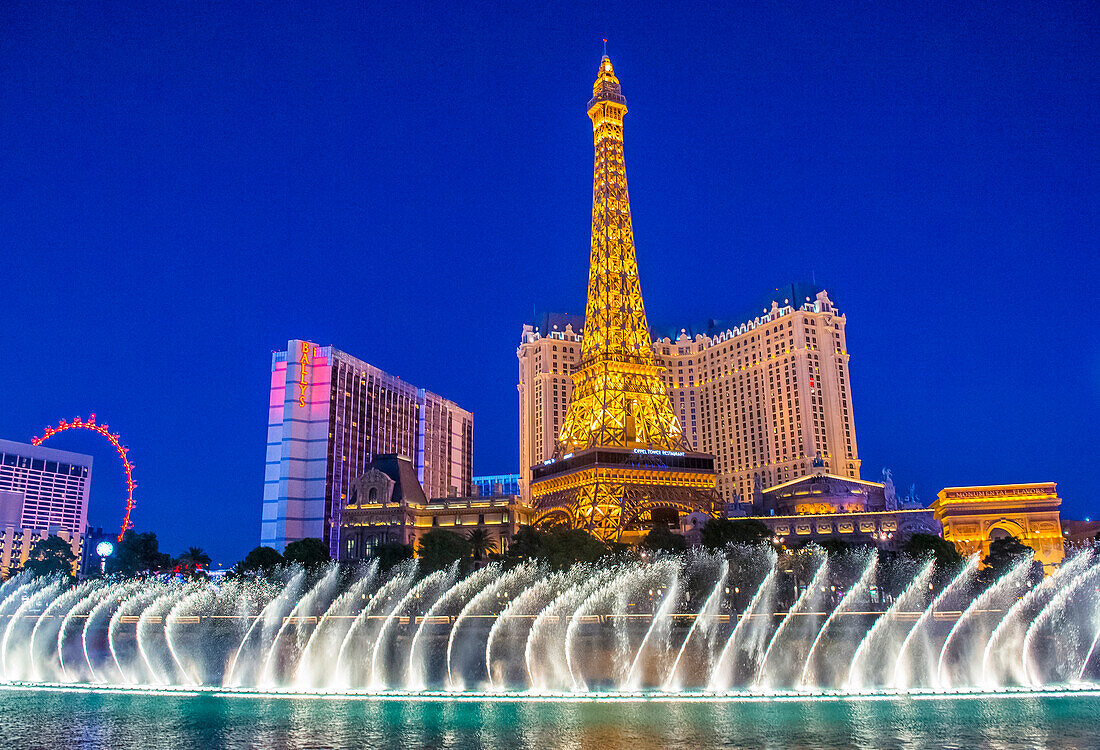 Hotel und Kasino Paris Las Vegas in Las Vegas mit einer 165 m hohen Nachbildung des Eiffelturms im halben Maßstab.