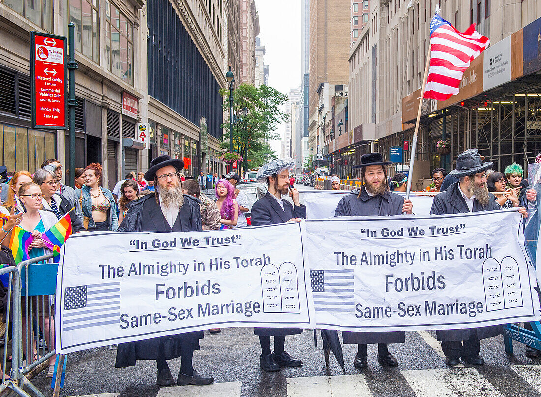 Orthodoxe Juden protestieren erneut gegen die Gay Pride Parade in New York. Die Parade findet zwei Tage nach der Entscheidung des Obersten Gerichtshofs der Vereinigten Staaten statt, die Homo-Ehe zuzulassen.