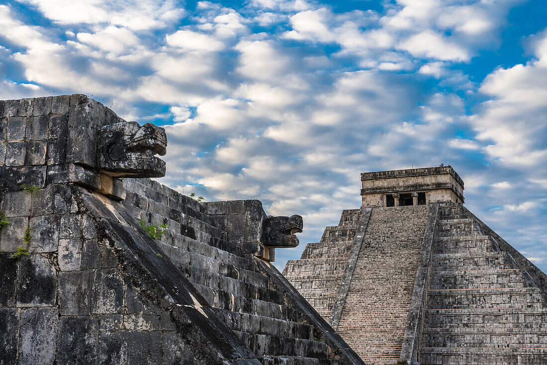 Die Plattform der Venus in den Ruinen der großen Maya-Stadt Chichen Itza, Yucatan, Mexiko. Die prähispanische Stadt Chichen-Itza gehört zum UNESCO-Weltkulturerbe. Dahinter befindet sich das Castillo oder der Tempel von Kukulkan.
