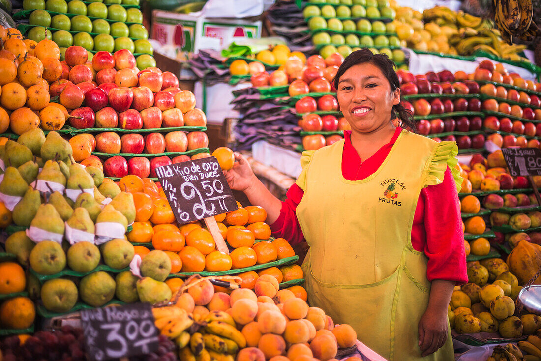 Porträt eines Obststandbesitzers, Markt von San Camilo (Mercado San Camilo), Arequipa, Peru