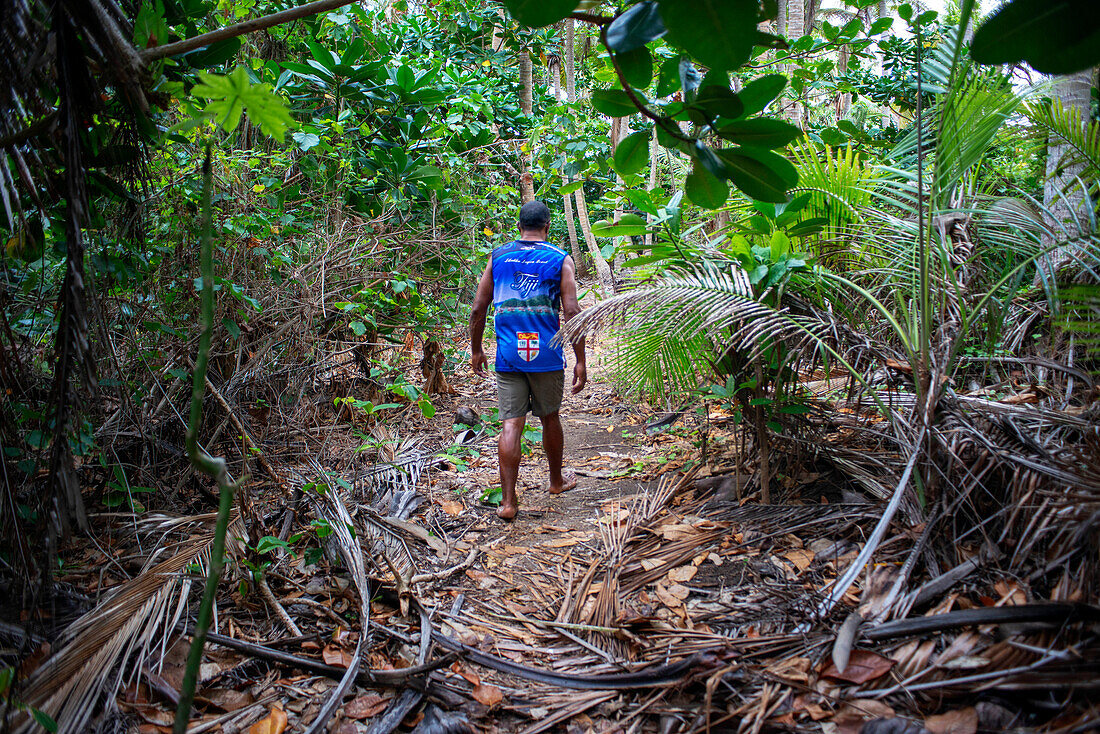 Spaziergang im Inneren der Insel Monukiri, Mamanucas-Inselgruppe, Fidschi