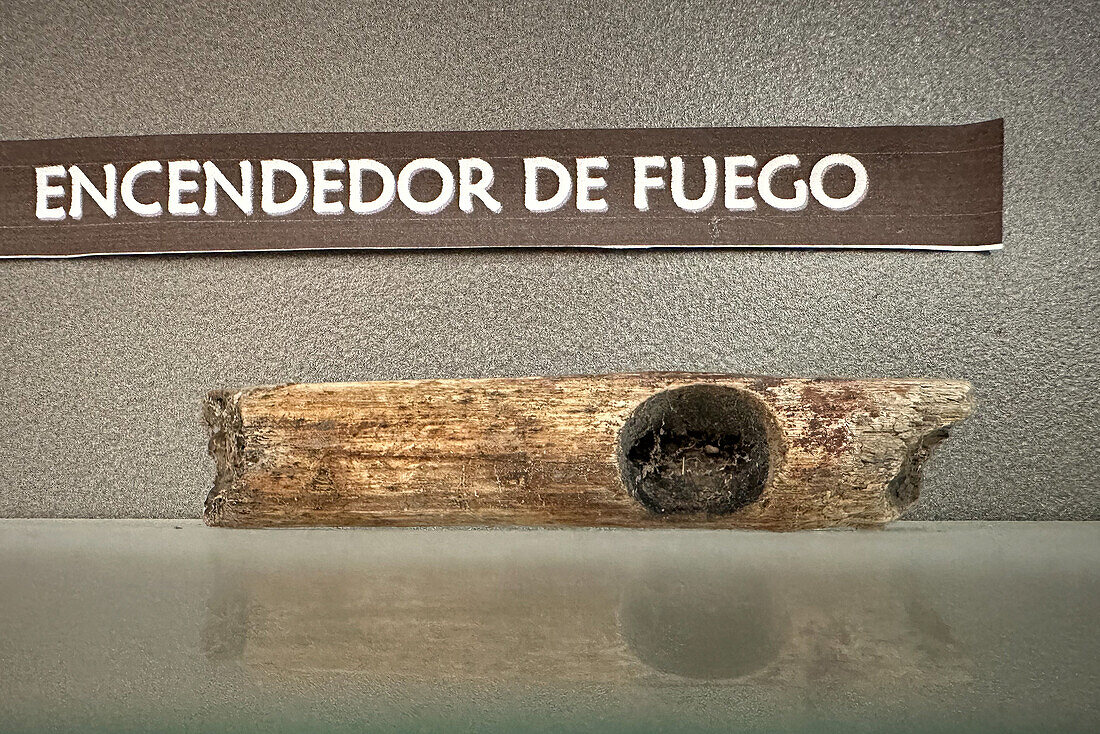 Ein Feuerstab aus der Ansilta-Periode im Archäologischen Museum Calingasta in Calingasta, San Juan, Argentinien.