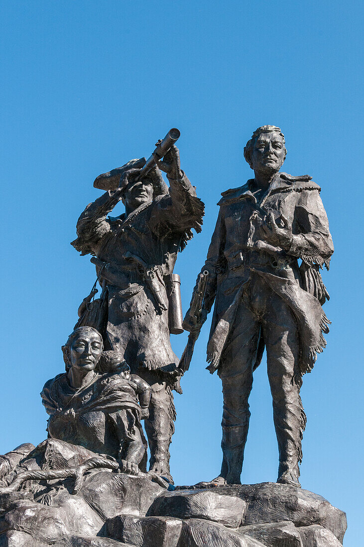 William Clark, Meriwether Lewis und Sacagawea, dargestellt in der Bronzestatue "Montana Memorial" des Bildhauers Bob Scriver, die im Uferpark am Missouri River in Fort Benton, Montana, steht.