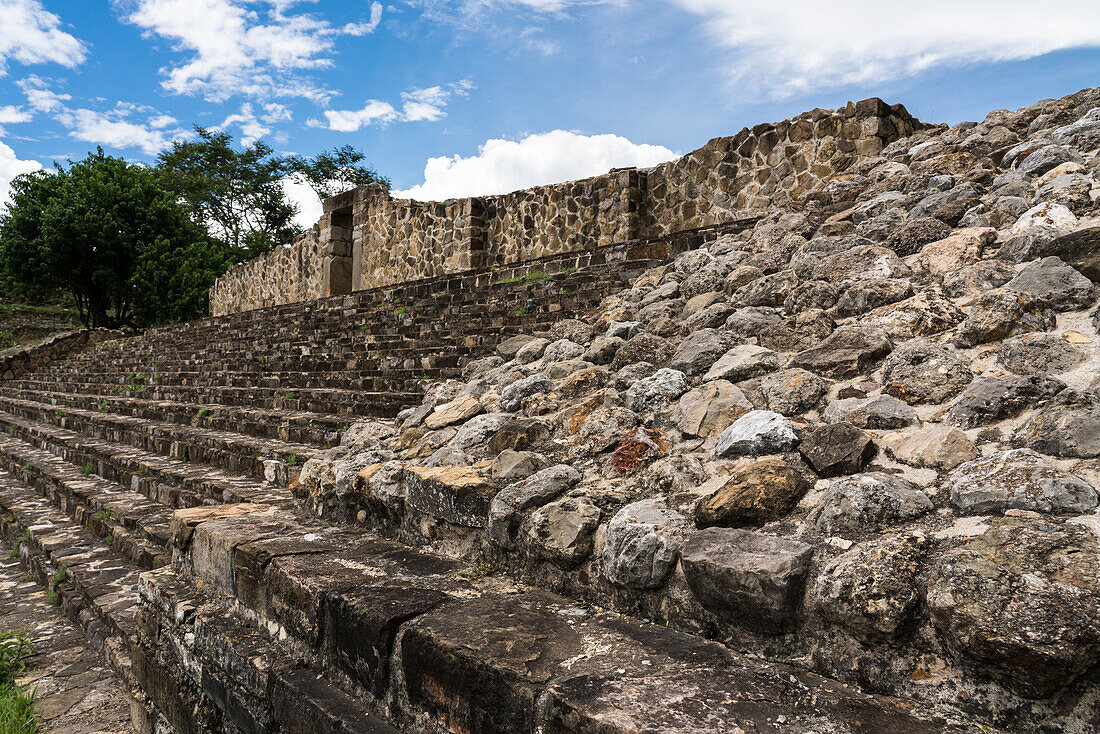 Treppe und Eingang des Gebäudes S oder des Palastes in den präkolumbianischen zapotekischen Ruinen von Monte Alban in Oaxaca, Mexiko. Eine UNESCO-Welterbestätte.