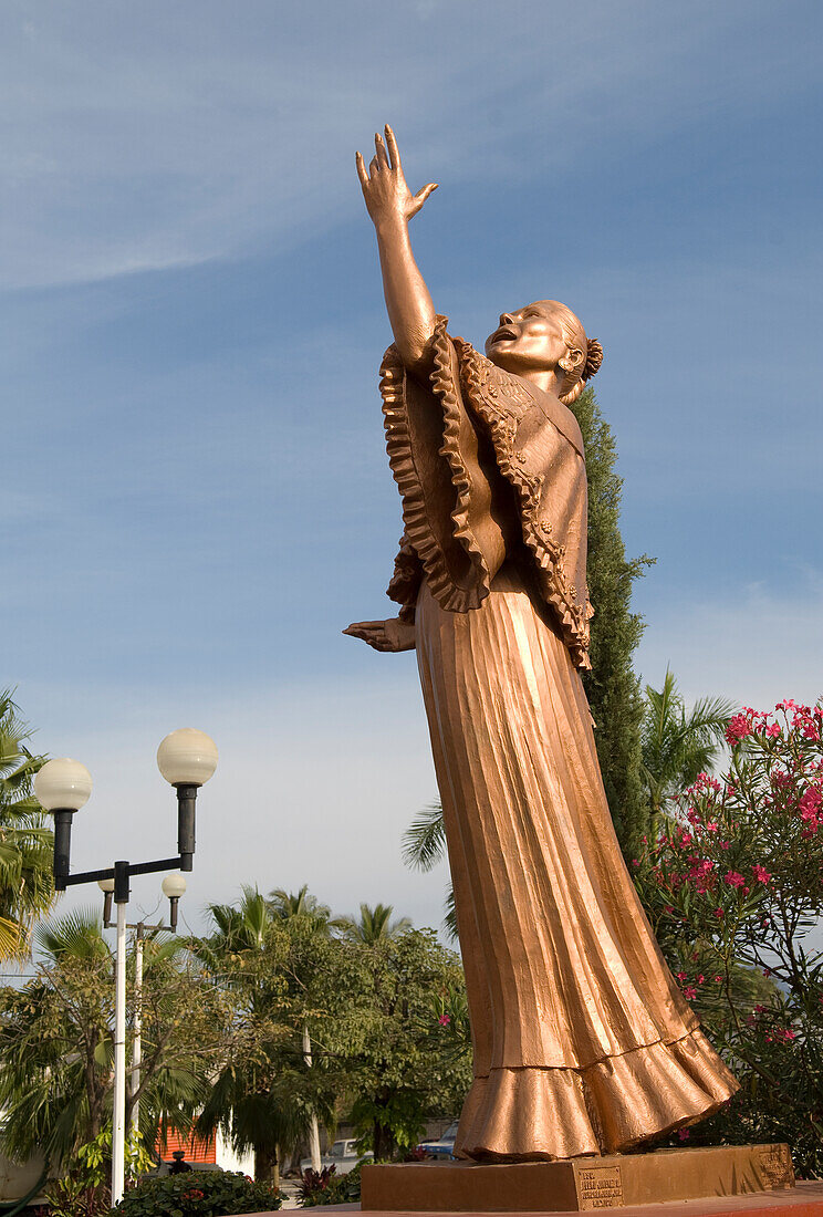 Statue der berühmten Latinosängerin Lola Beltran in der Stadt El Rosario, südlich von Mazatlan, Sinaloa, Mexiko.