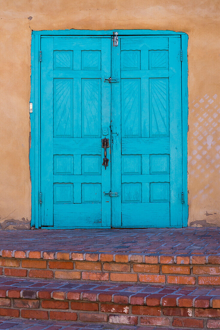 Türkisblaue Türen des Old Town Emporium; Albuquerque, New Mexico.