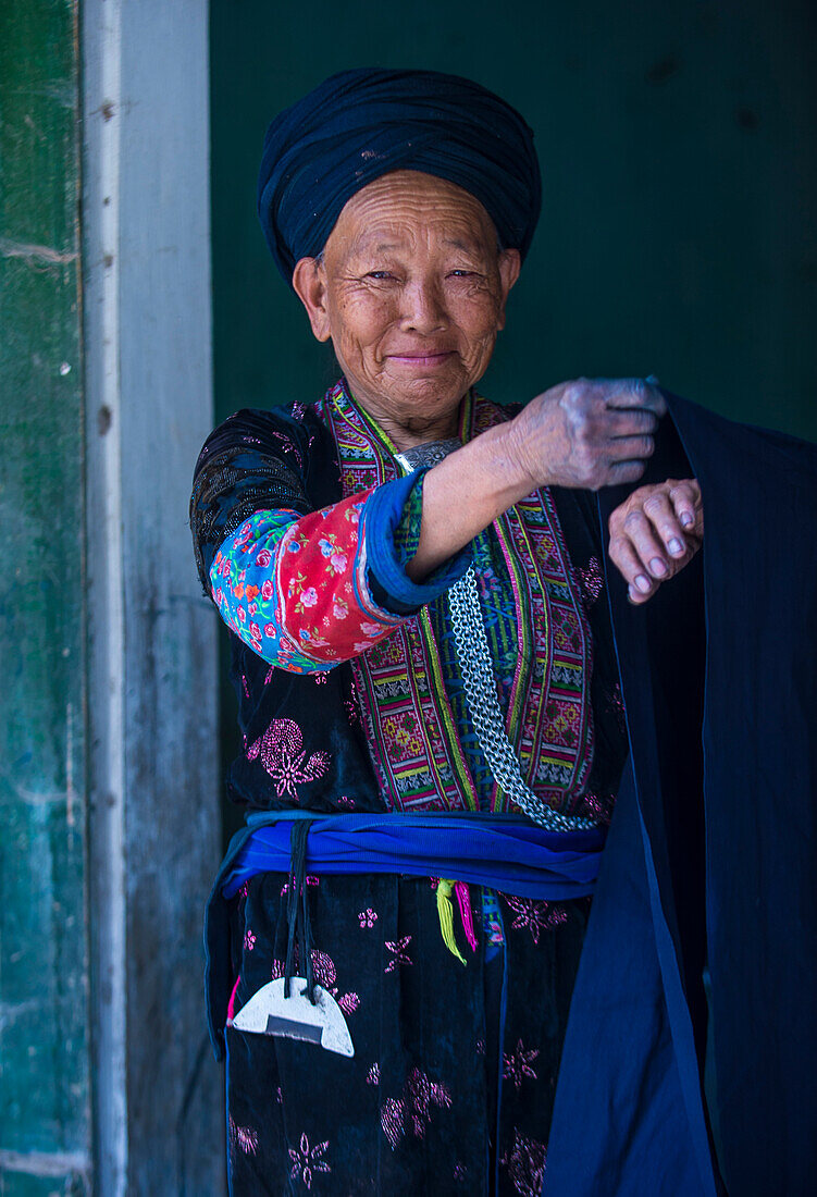 Frau vom Volk der Schwarzen Hmong in einem Dorf bei Dong Van in Vietnam