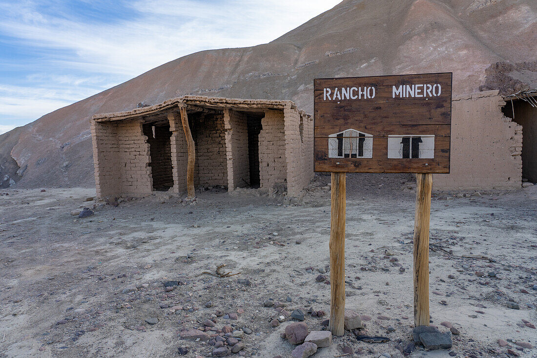 Verlassene Lehmhäuser, die in den 1800er Jahren als Unterkunft für Bergleute aus den nahe gelegenen Silberminen bei Calingasta, Argentinien, dienten.