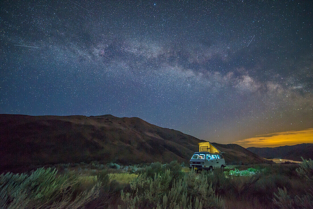 VW Westfalia auf dem Campingplatz mit Blick auf den Snake River oberhalb der Spring Recreation Site bei Huntington, Oregon.