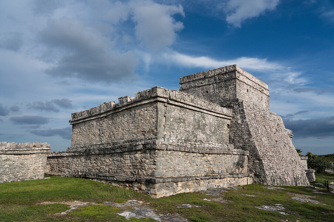 El Castillo oder die Burg ist der größte Tempel in den Ruinen der Maya-Stadt Tulum an der Küste des Karibischen Meeres. Tulum-Nationalpark, Quintana Roo, Mexiko.