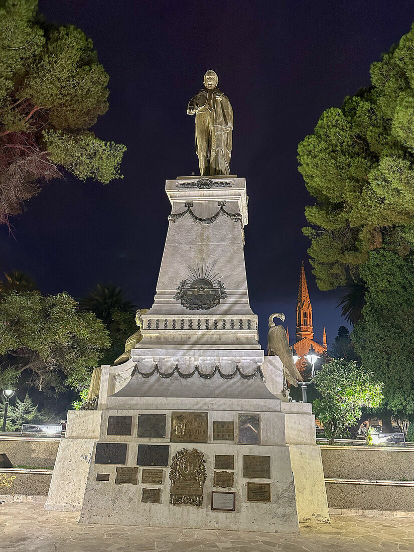 Statue des Befreiers General Jose de San Martin auf dem Hauptplatz von Godoy Cruz, Mendoza, Argentinien.