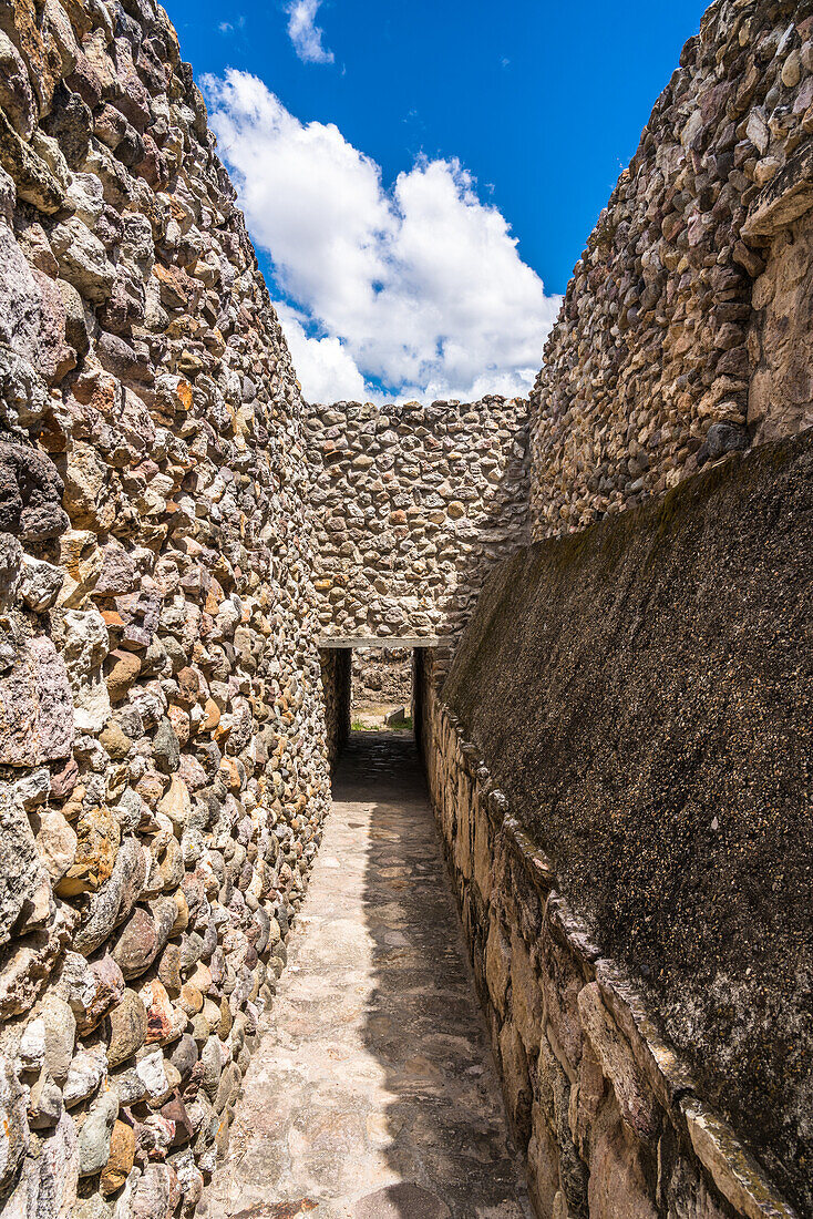 Der Eingang zum Inneren von Gebäude B in den Ruinen der prähispanischen Zapotekenstadt Dainzu im Zentraltal von Oaxaca, Mexiko.