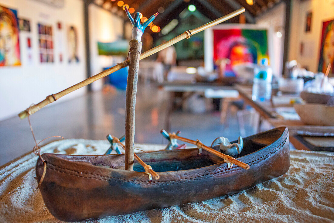 Handgefertigte polynesische Bootssouvenirs. Souvenirstand auf dem überdachten Markt der Stadt Papeete, Papeete, Tahiti, Französisch-Polynesien, Tahiti Nui, Gesellschaftsinseln, Französisch-Polynesien, Südpazifik.