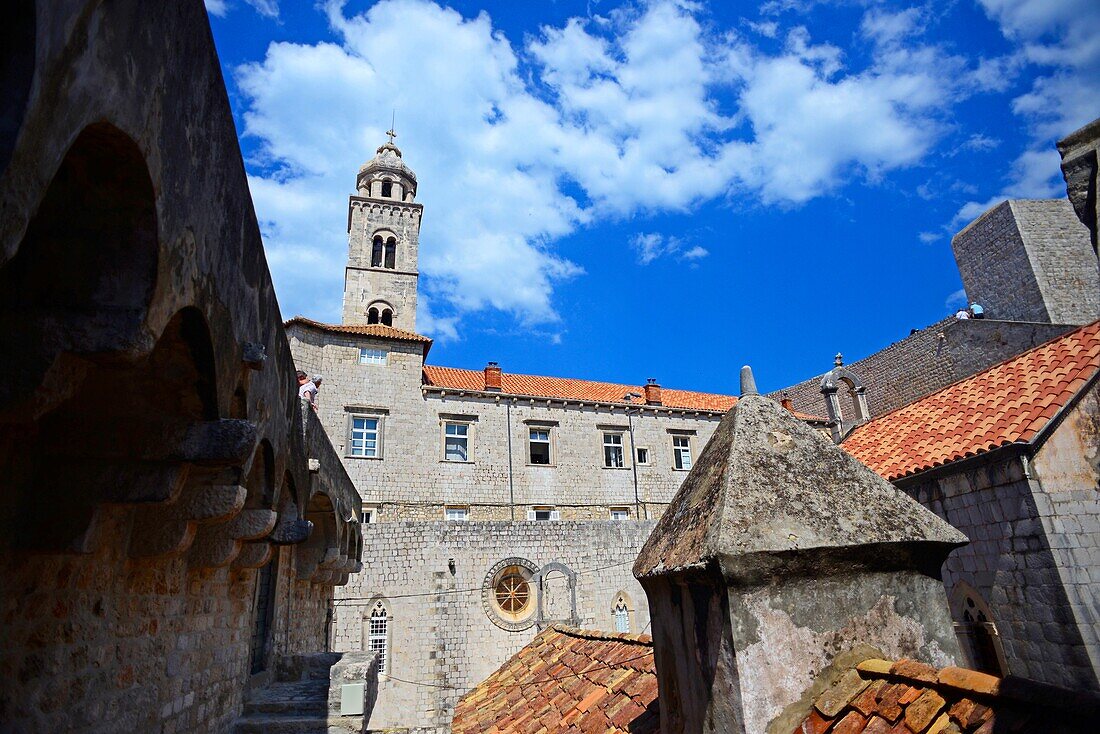 Blick auf die Altstadt von Dubrovnik von der Stadtmauer aus mit dem Turm des Dominikanerklosters, Kroatien