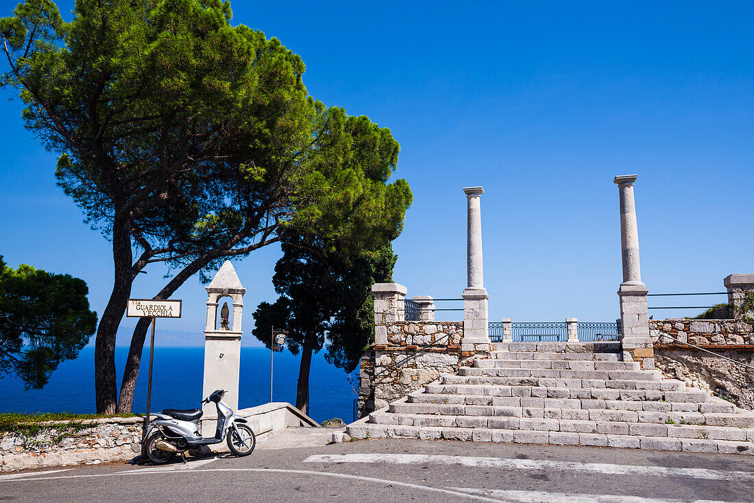 Straßenszene an alten Ruinen an einem Aussichtspunkt in Taormina, Sizilien, Italien, Europa. Dies ist eine Straßenszene bei alten Ruinen an einem Aussichtspunkt in Taormina, Sizilien, Italien, Europa.