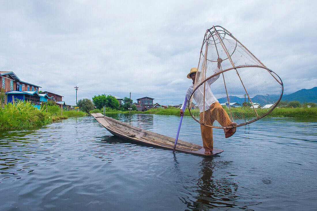 Birmesischer Fischer am Inle-See in Myanmar