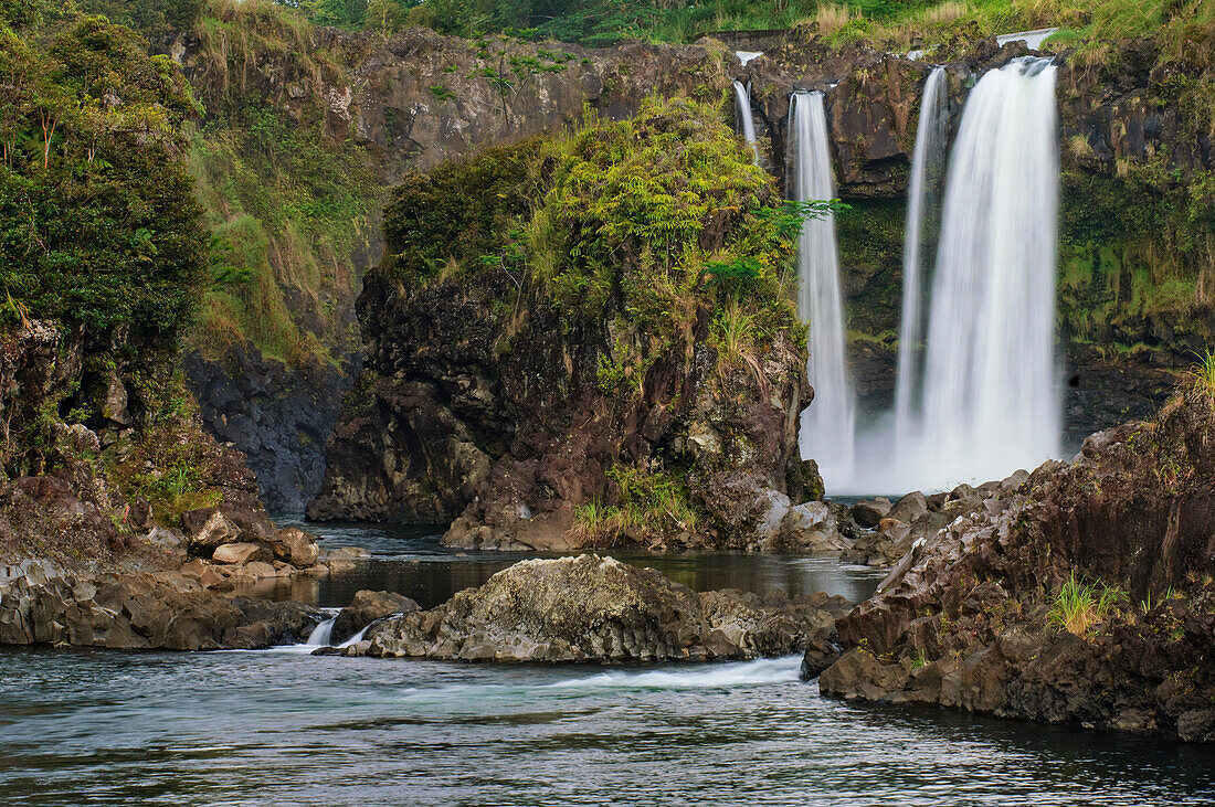 Pe'e Pe'e-Fälle im Gebiet der Boiling Pots im Wailuku River State Park; Hilo, Insel Hawaii.