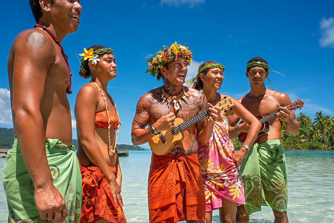 Insel Taha'a, Französisch-Polynesien. Polynesische Musik und Tänze auf dem Motu Mahana, Taha'a, Gesellschaftsinseln, Französisch-Polynesien, Südpazifik.