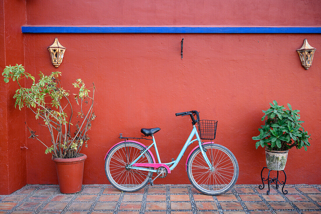 Fahrrad im Hotel Hacienda Flamingos in San Blas, Riviera Nayarit, Mexiko.