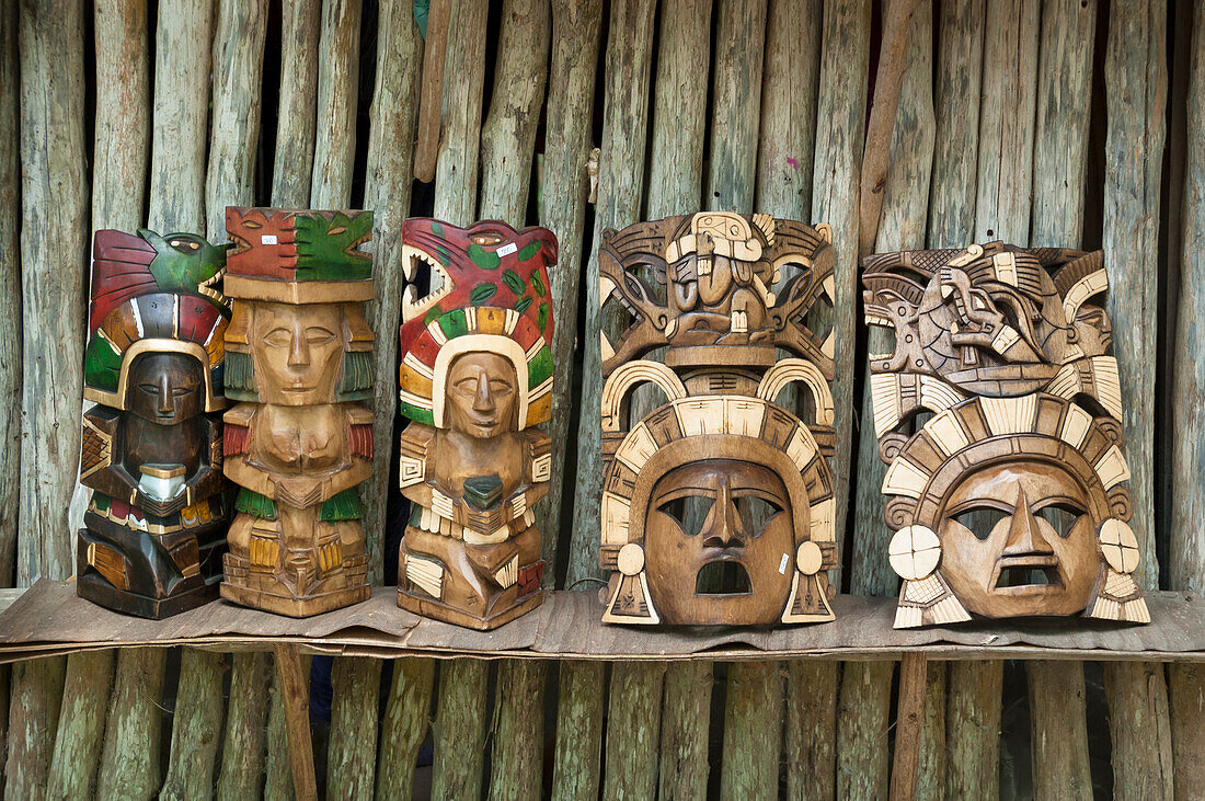 Holzschnitzereien zum Verkauf im Maya-Dorf Tres Reyes, Riviera Maya, Mexiko.