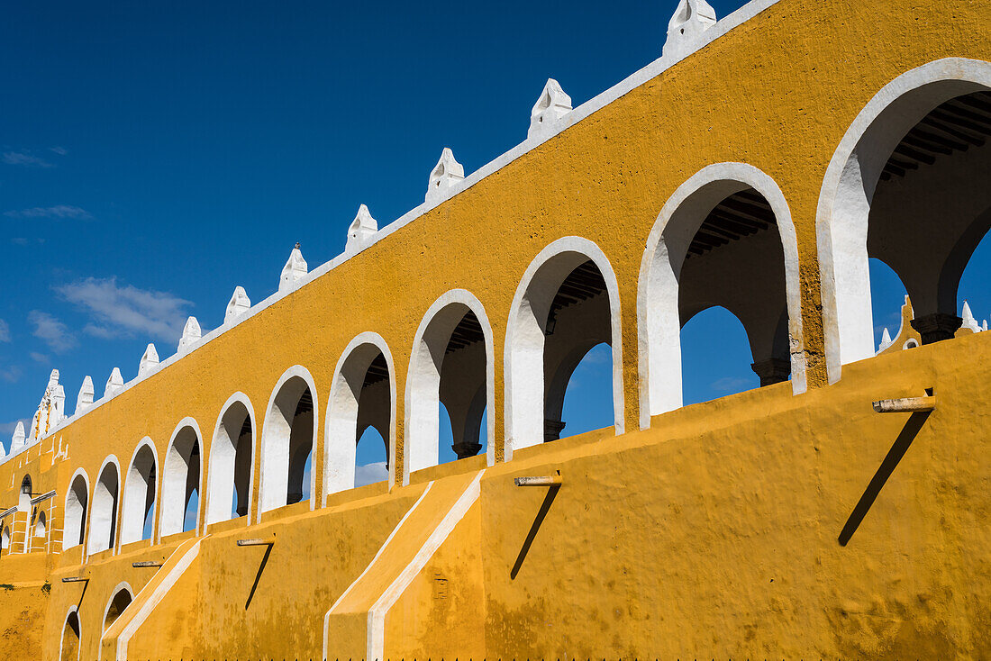 Das Kloster San Antonio oder Sankt Antonius von Padua wurde 1549 gegründet und 1562 fertiggestellt. Es wurde auf dem Fundament einer großen Maya-Pyramide errichtet. Izamal, Yucatan, Mexiko. Die historische Stadt Izamal gehört zum UNESCO-Weltkulturerbe.