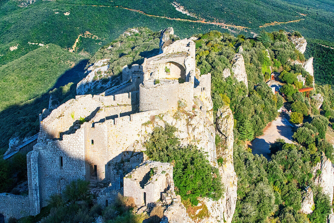 Luftaufnahme der Katharerburg von Peyrepertuse in Languedoc-Roussillon, Frankreich, Europa. Alte katharische Stätte des Château de Peyrepertuse, Schloss Peyrepertuse in Corbieres Occitanie Midi Pyrenees Frankreich.