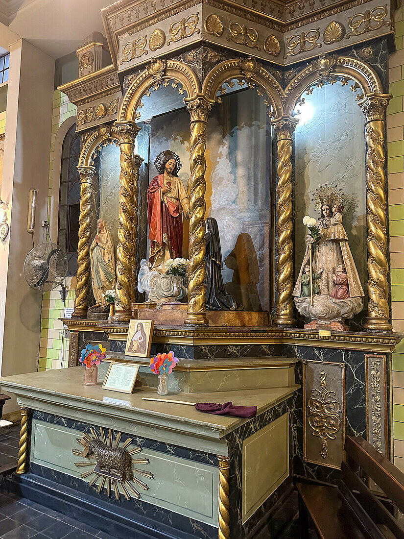 Ein Seitenaltar mit einer Statue von Christus und der Jungfrau Maria in der Kathedrale Our Lady of Loreto, Mendoza, Argentinien.