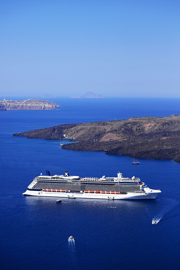 Blick auf das Meer und die Kreuzfahrtschiffe von Santorin aus