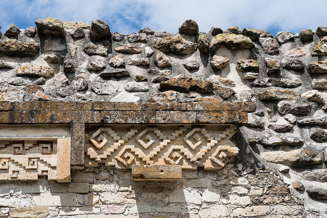 Detail der Ruinen von Gebäude 9, Rückansicht, auf Hof F in der Zapotekenstadt Mitla in Oaxaca, Mexiko. Ein UNESCO-Weltkulturerbe.